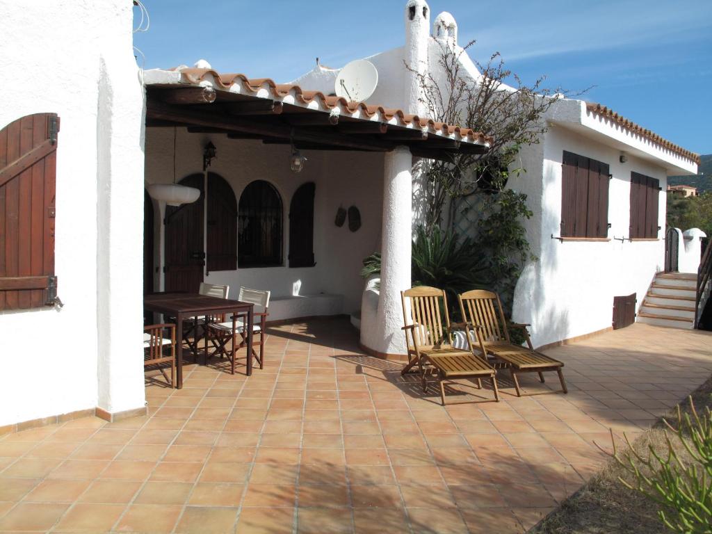 a patio with chairs and a table next to a house at Chia Aloe & Cactus in Chia