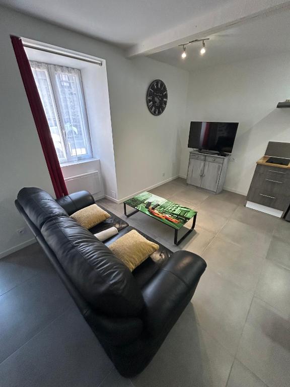 Televízia a/alebo spoločenská miestnosť v ubytovaní Appartement entre Saint-Malo, Dinard, Dinan et Dol