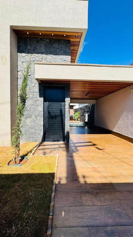ein Gebäude mit einem Flur, der zu einer Garage führt in der Unterkunft Casa Pinheiro in Goiânia