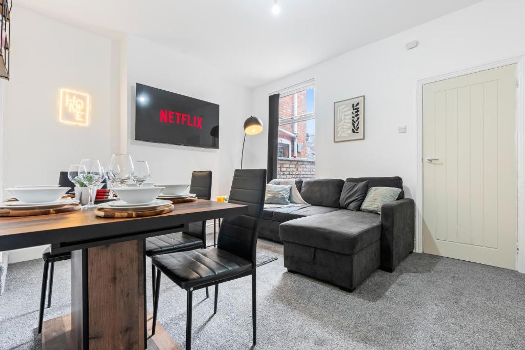 Posezení v ubytování Leicester Central 4BR Home - Garden - Sleeps 10