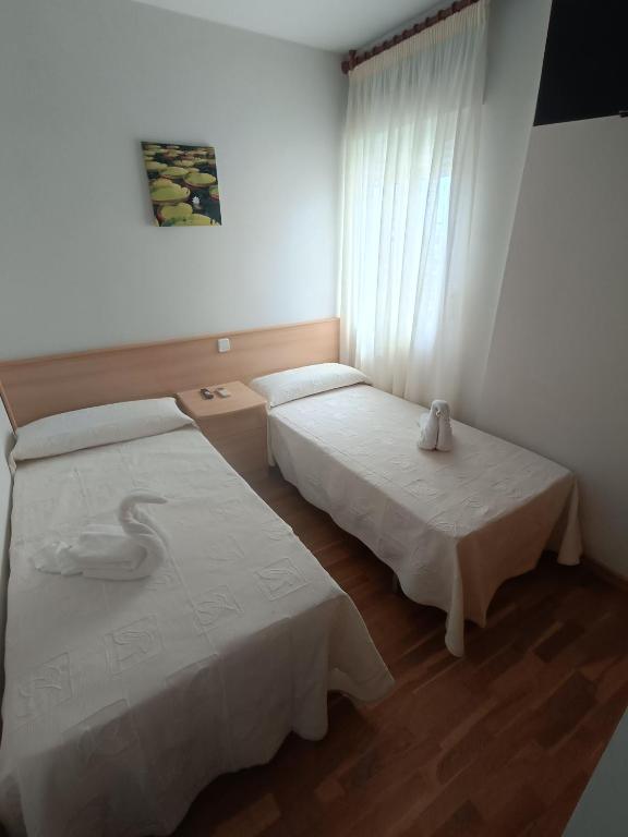 Postel nebo postele na pokoji v ubytování Hostal Alhambra