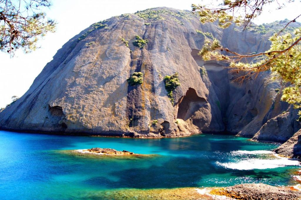 Une grande formation rocheuse à côté d'une masse d'eau dans l'établissement Ciotappart, à La Ciotat