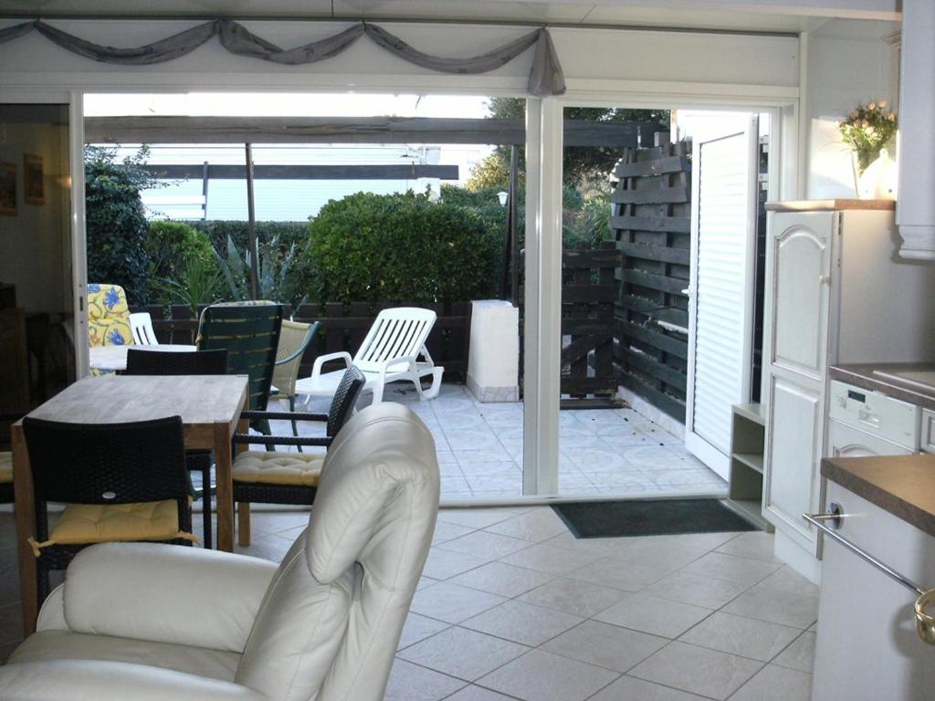 - une cuisine avec un canapé, une table et des chaises dans l'établissement Villa CLASSIC - Port Nature VPN30 - 2 personnes, au Cap d'Agde