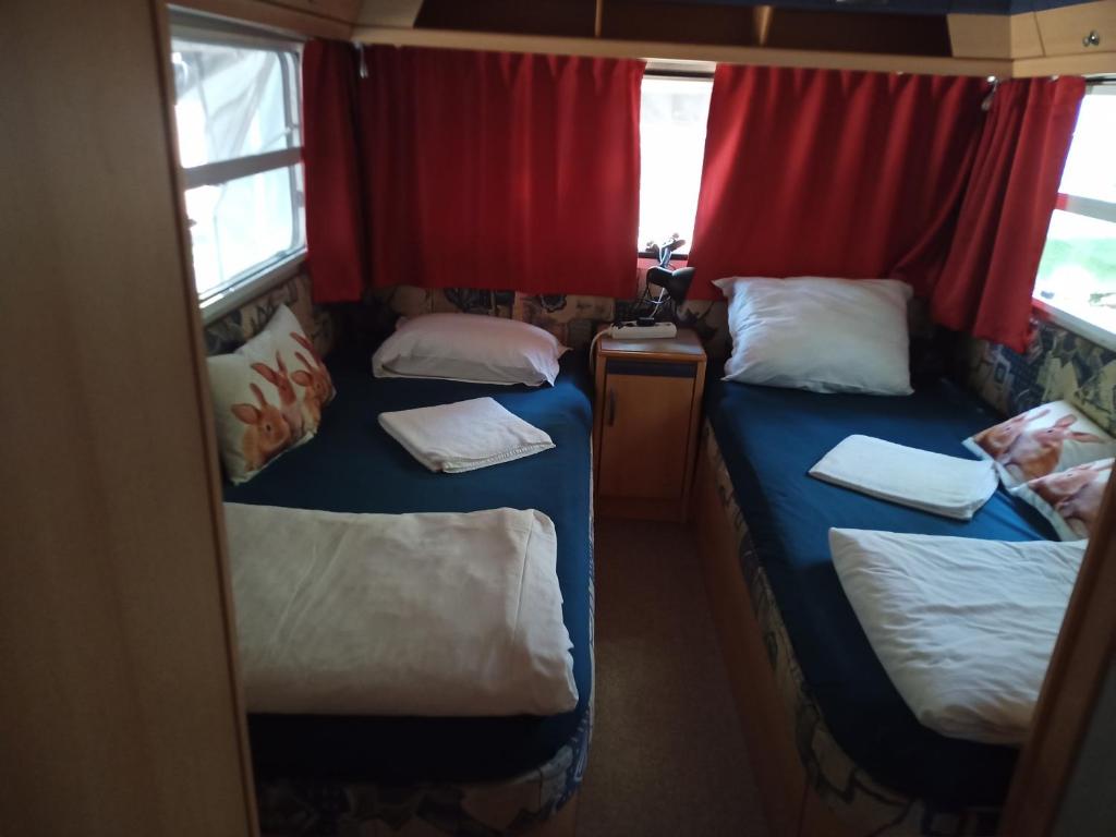 Postel nebo postele na pokoji v ubytování Къмпинг - Бунгала "НЕСТИНАРКА", Царево Camping - Bunglalows "NESTINARKA", Tzarevo