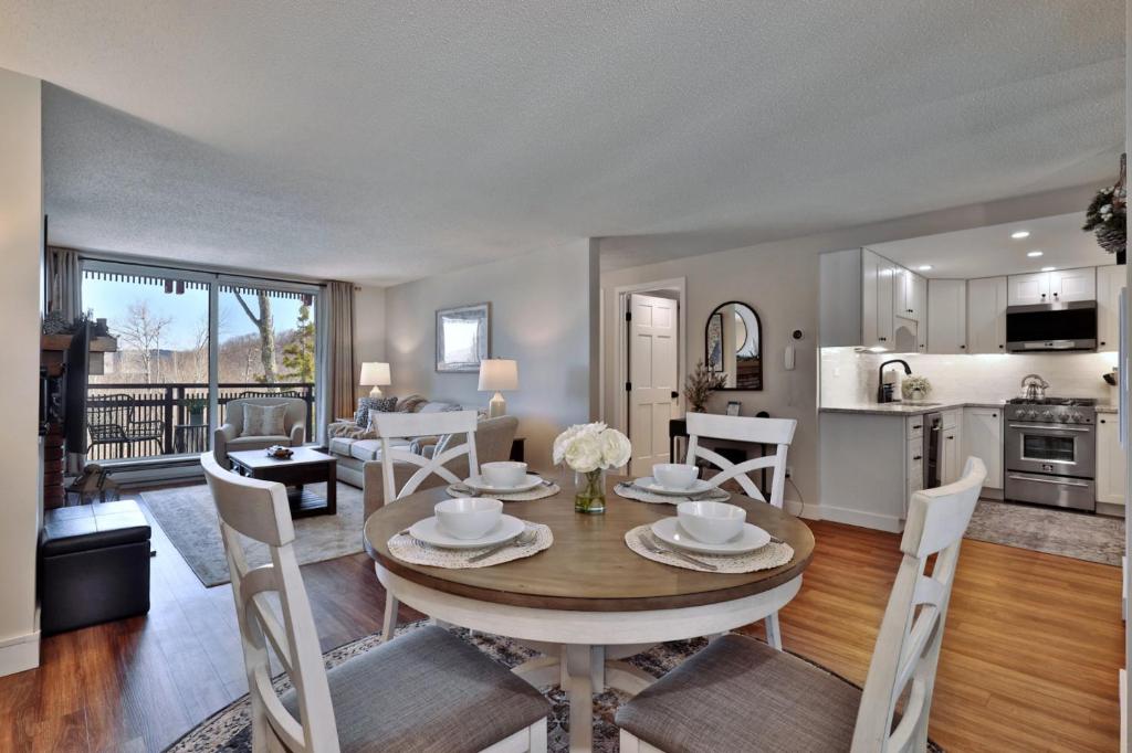 Η κουζίνα ή μικρή κουζίνα στο Experience the ultimate Vermont getaway at our cozy 1BR, 1BA ski-in ski-out condo in Sunrise Village