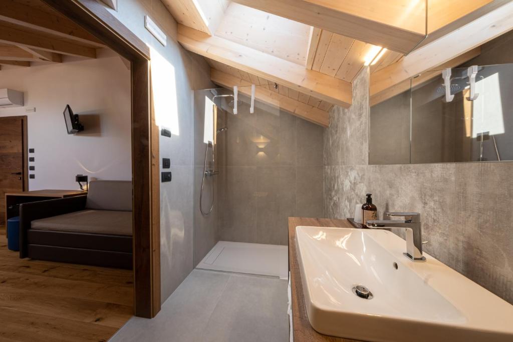 A bathroom at Agritur La Crucola