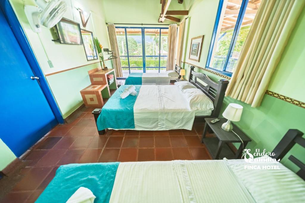 Postel nebo postele na pokoji v ubytování El Sendero del Quindío I Finca Hotel I Eje Cafetero