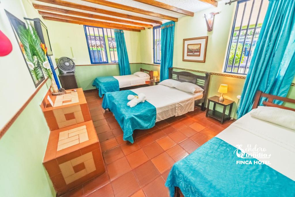Postel nebo postele na pokoji v ubytování El Sendero del Quindío I Finca Hotel I Eje Cafetero