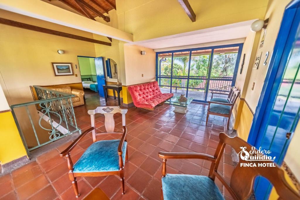 Posezení v ubytování El Sendero del Quindío I Finca Hotel I Eje Cafetero