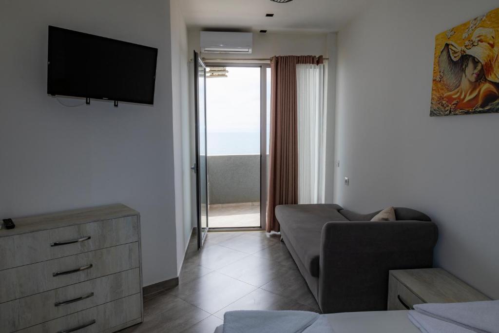 TV a/nebo společenská místnost v ubytování Eden Hotel