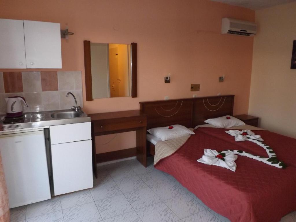 Postel nebo postele na pokoji v ubytování Leonidas Hotel & Studios