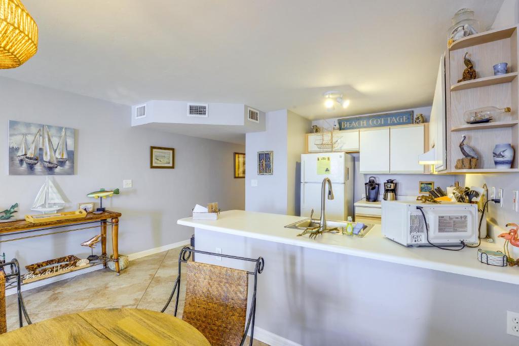 Kuchyň nebo kuchyňský kout v ubytování Walkable Beachfront Retreat on Cedar Key!