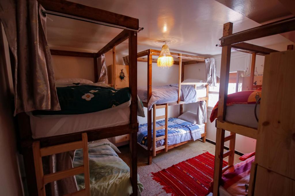 Postel nebo postele na pokoji v ubytování Jurassic Surf House Anza