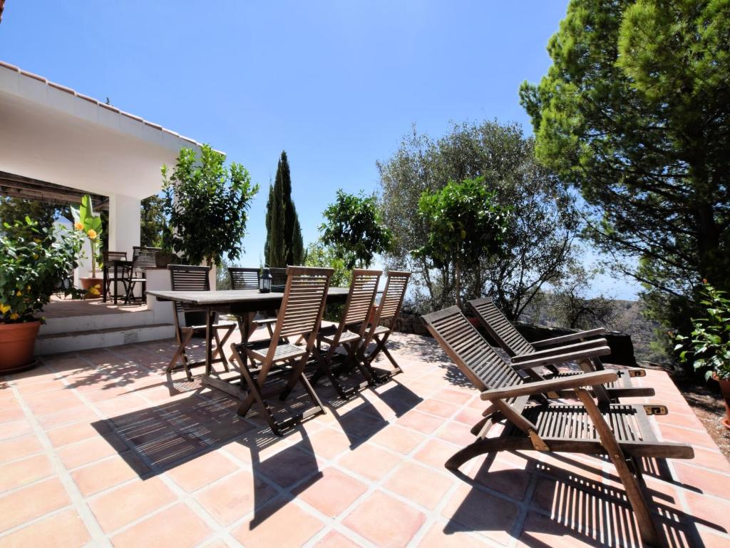 Balkon lub taras w obiekcie Villa in Sayalonga with Pool and Sea Views