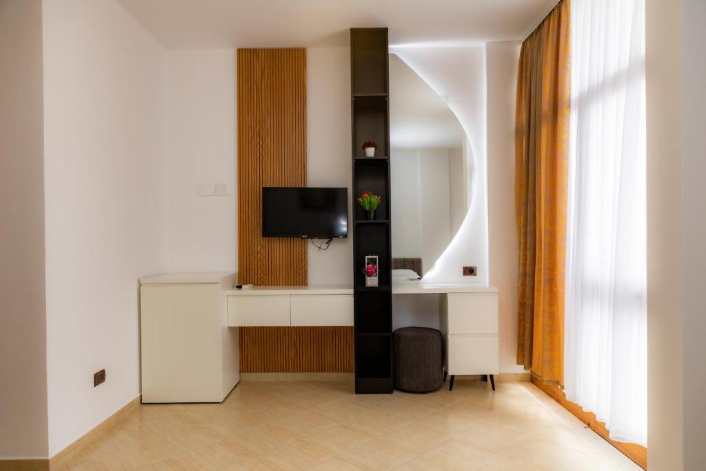 TV a/nebo společenská místnost v ubytování Eden Hotel