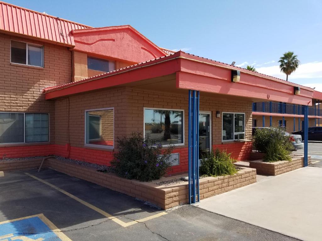 EloyにあるAmericas Best Value Inn-Eloy Casa Grandeの駐車場内赤屋根の建物