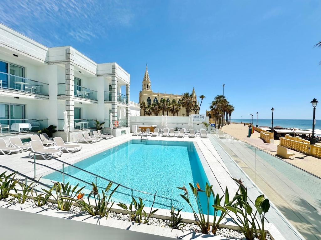 Bazén v ubytovaní Hotel Apartamentos Marina Luz alebo v jeho blízkosti