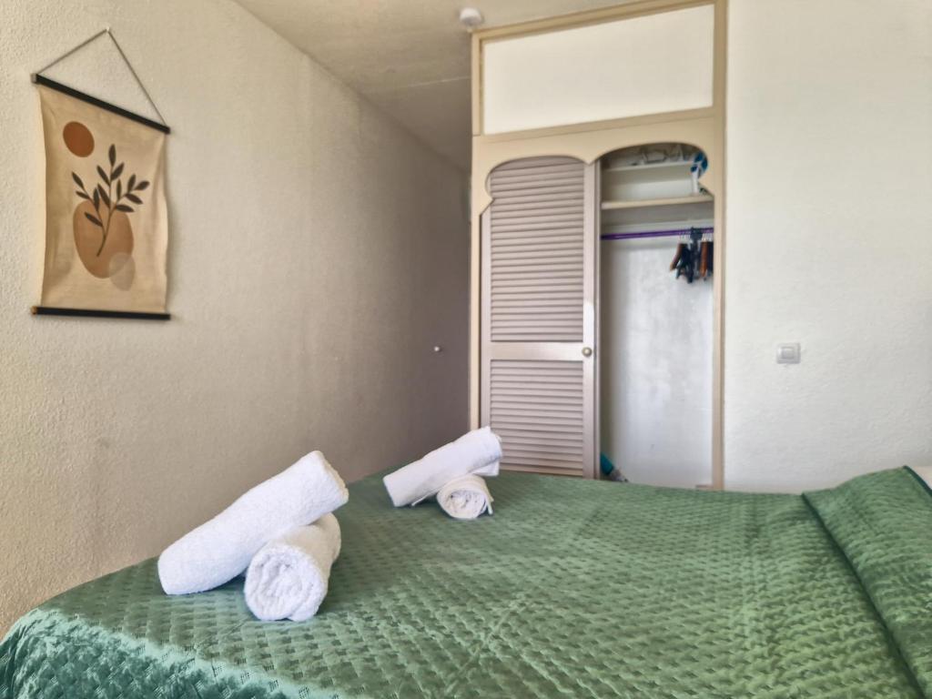 Letto o letti in una camera di Appartement terrasse vue mer et piscine