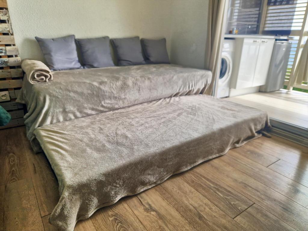 Letto o letti in una camera di Appartement terrasse vue mer et piscine
