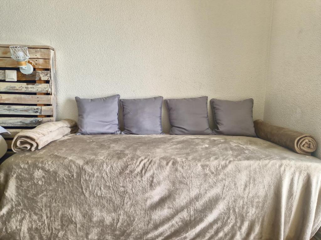 Letto o letti in una camera di Appartement terrasse vue mer et piscine