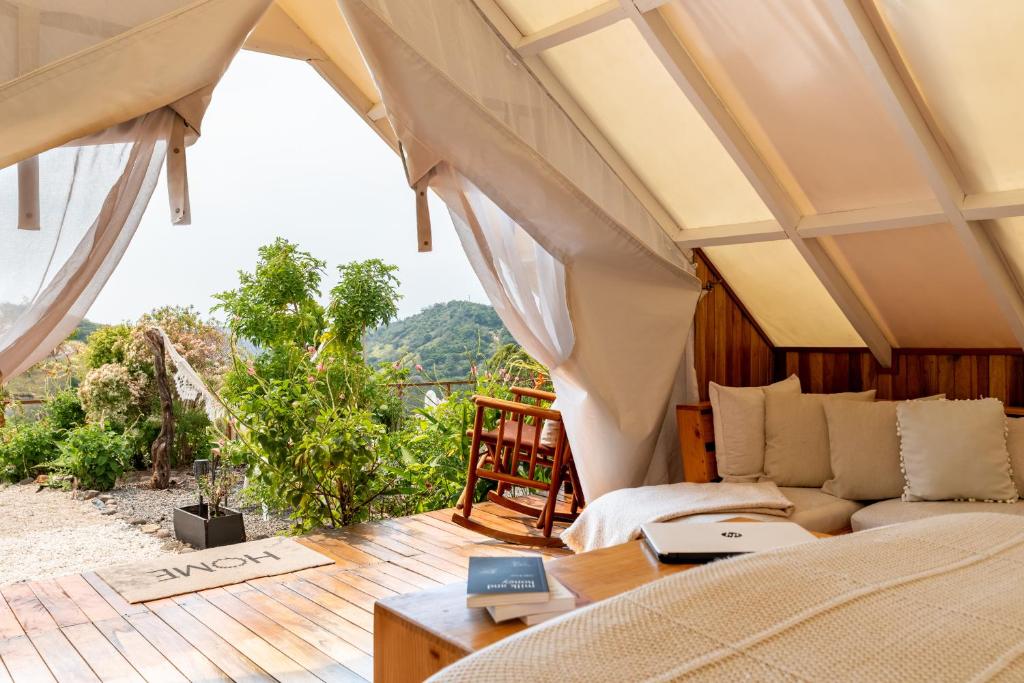 Nespecifikovaný výhled na hory nebo výhled na hory při pohledu z luxury tent