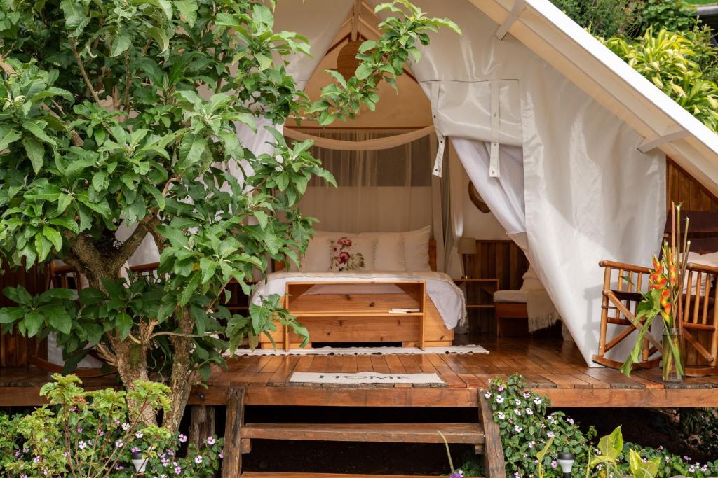 Balkón nebo terasa v ubytování Monteverde Alas Glamping