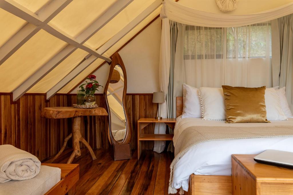Postel nebo postele na pokoji v ubytování Monteverde Alas Glamping