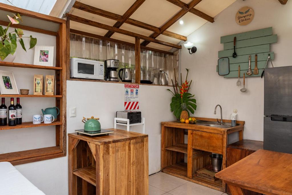 Kuchyň nebo kuchyňský kout v ubytování Monteverde Alas Glamping