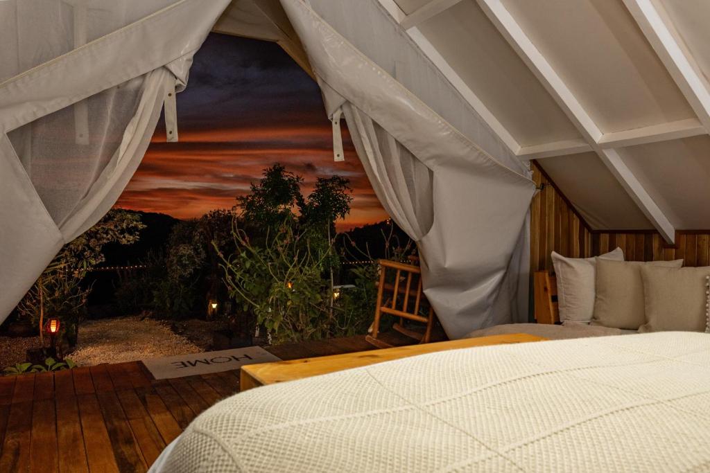 Postel nebo postele na pokoji v ubytování Monteverde Alas Glamping