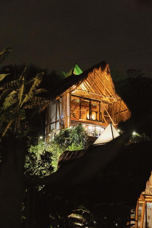 El edificio en el que está el chalet de montaña