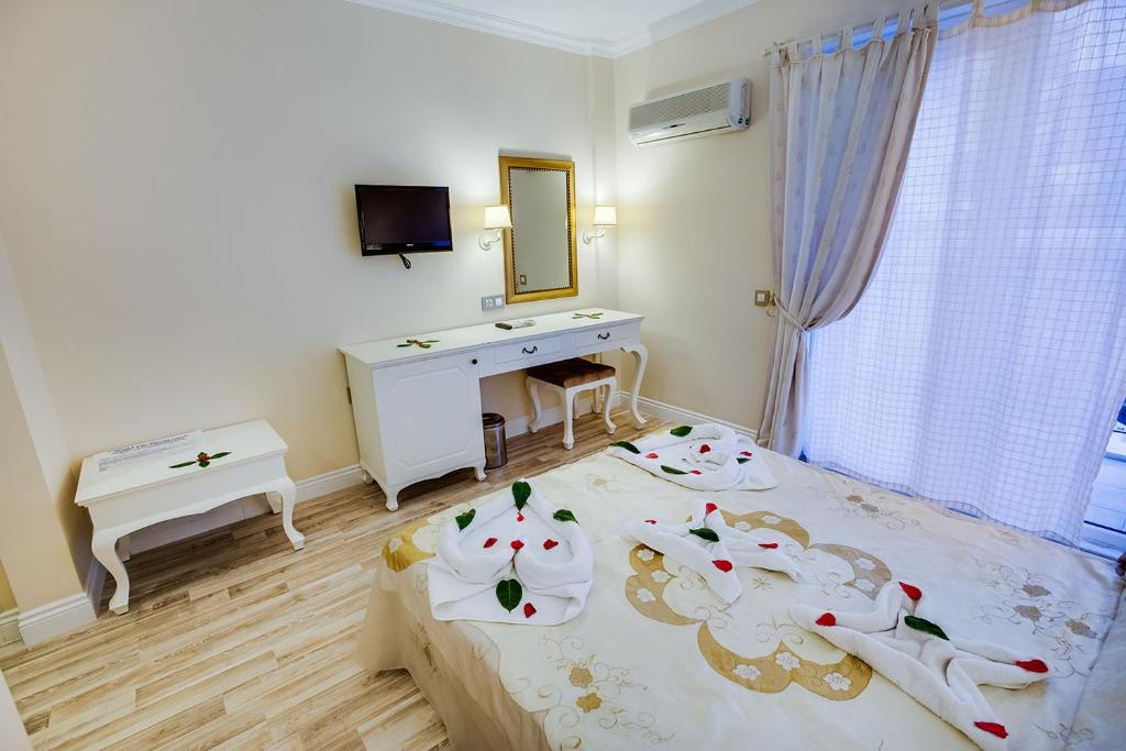 Postel nebo postele na pokoji v ubytování Pinehill Hotel & Suites