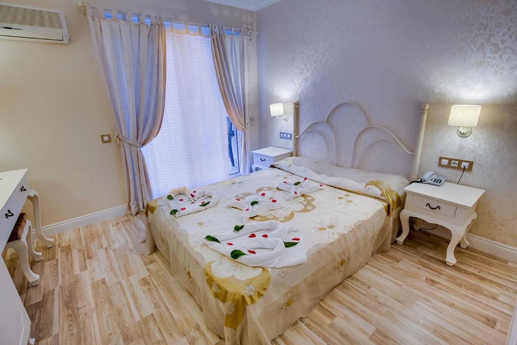 Postel nebo postele na pokoji v ubytování Pinehill Hotel & Suites