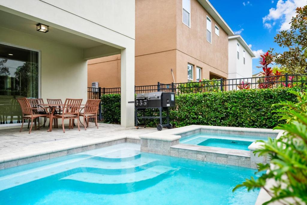 キシミーにあるCharming Home With Private Pool, Theme Rooms And Foosball Table Near Disney With Waterpark & Resort Access At Encore - 370Laのグリル付きスイミングプール、家