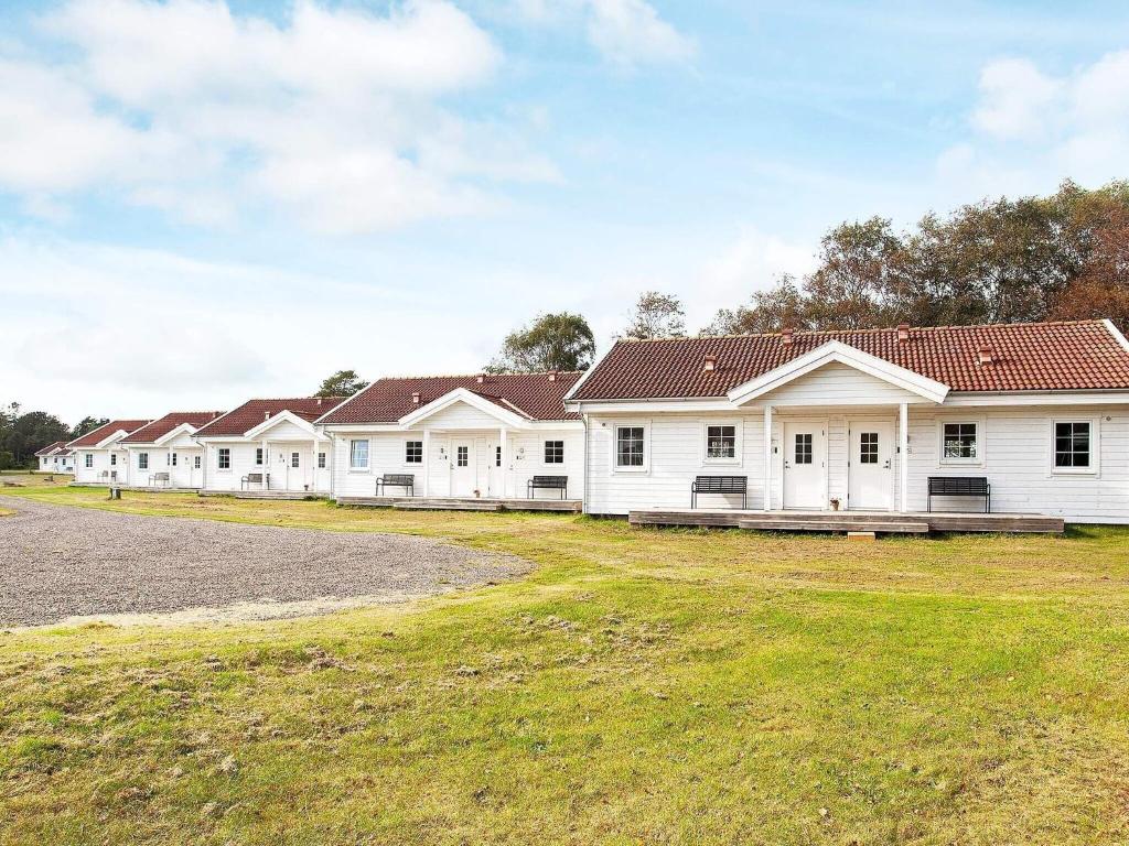 LæsøにあるInviting Island Getaway in Læsøの赤屋根白屋敷