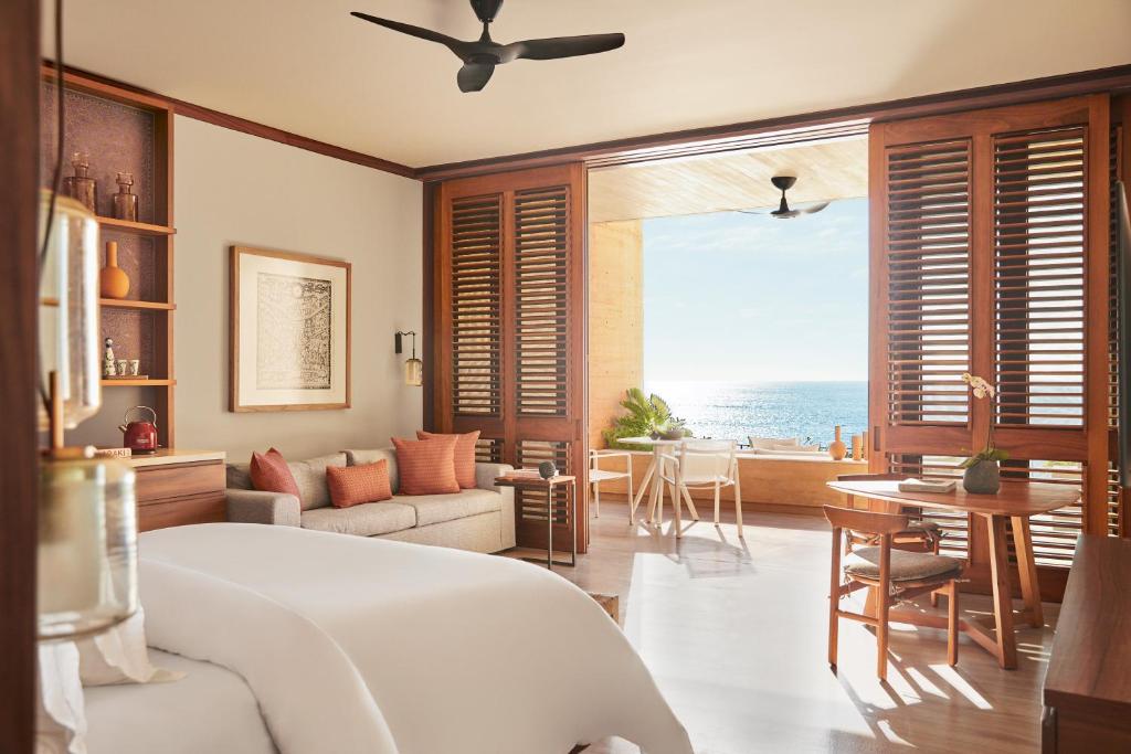 une chambre avec un lit et une vue sur l'océan dans l'établissement Four Seasons Resort Tamarindo, México, à Cihuatlán