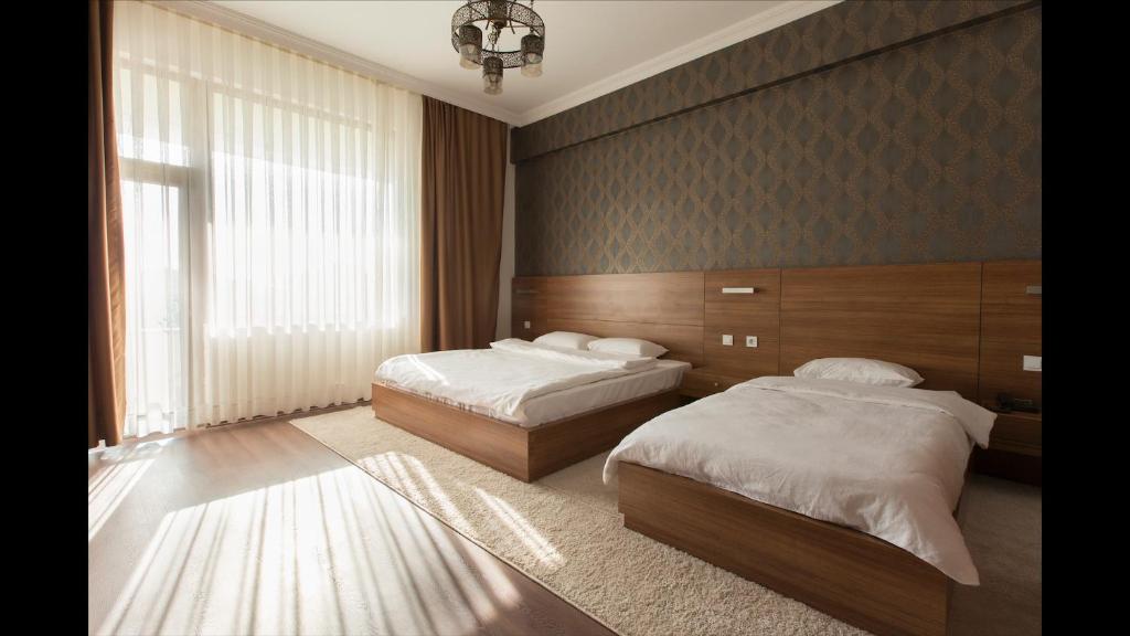 Karasu的住宿－卡爾佩蒂埃姆鑽石酒店，一间卧室设有两张床和窗户。