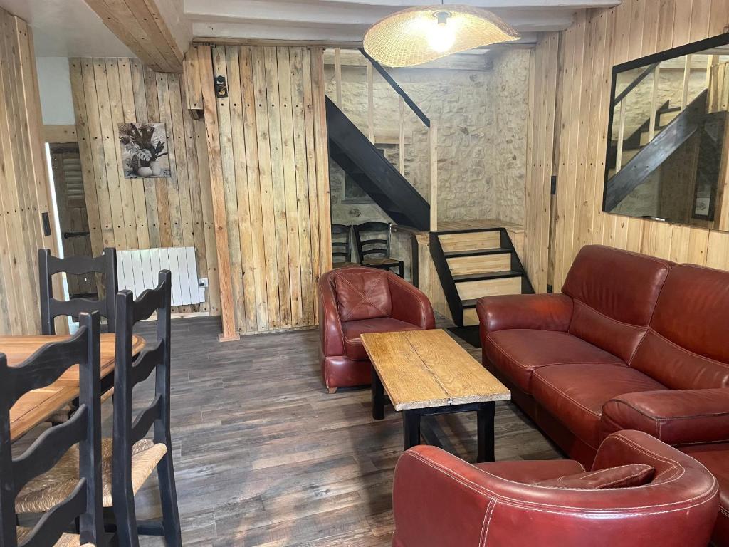 un salon avec un canapé et une table dans l'établissement Maison de charme près de la forêt de la Charnie, 8 pers. - FR-1-410-469, à Chemiré-en-Charnie