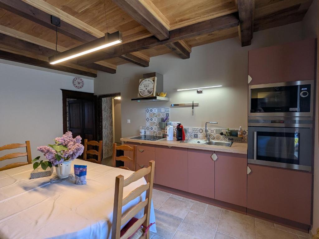 Kuchyň nebo kuchyňský kout v ubytování Gîte chaleureux à Nixéville, près de Verdun - FR-1-585-174