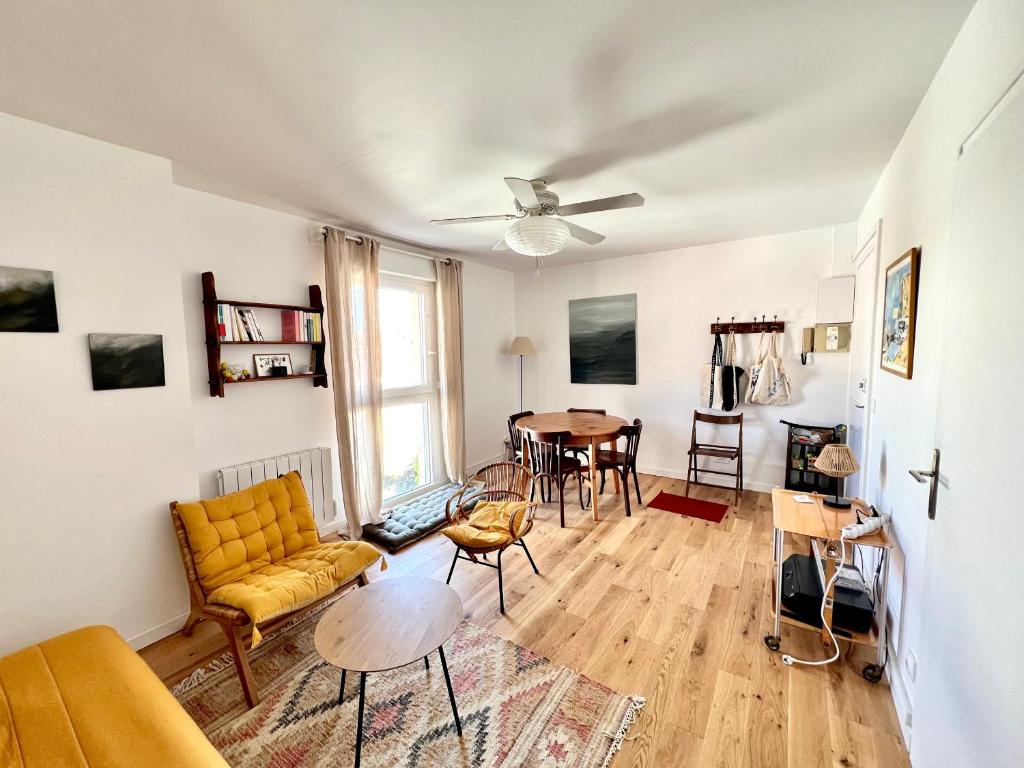 un salon avec un canapé jaune et une table dans l'établissement Arcachon Centre Ville - T2 Confortable Proche Plage - FR-1-319-611, à Arcachon
