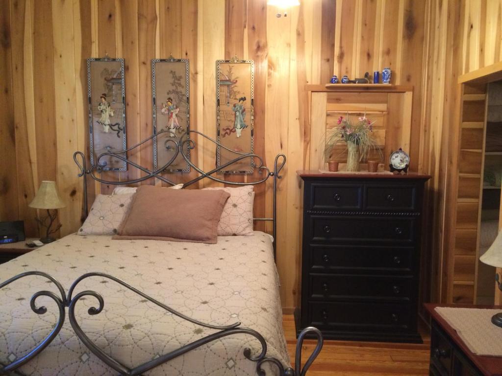 Postel nebo postele na pokoji v ubytování Calhoun House Inn & Suites