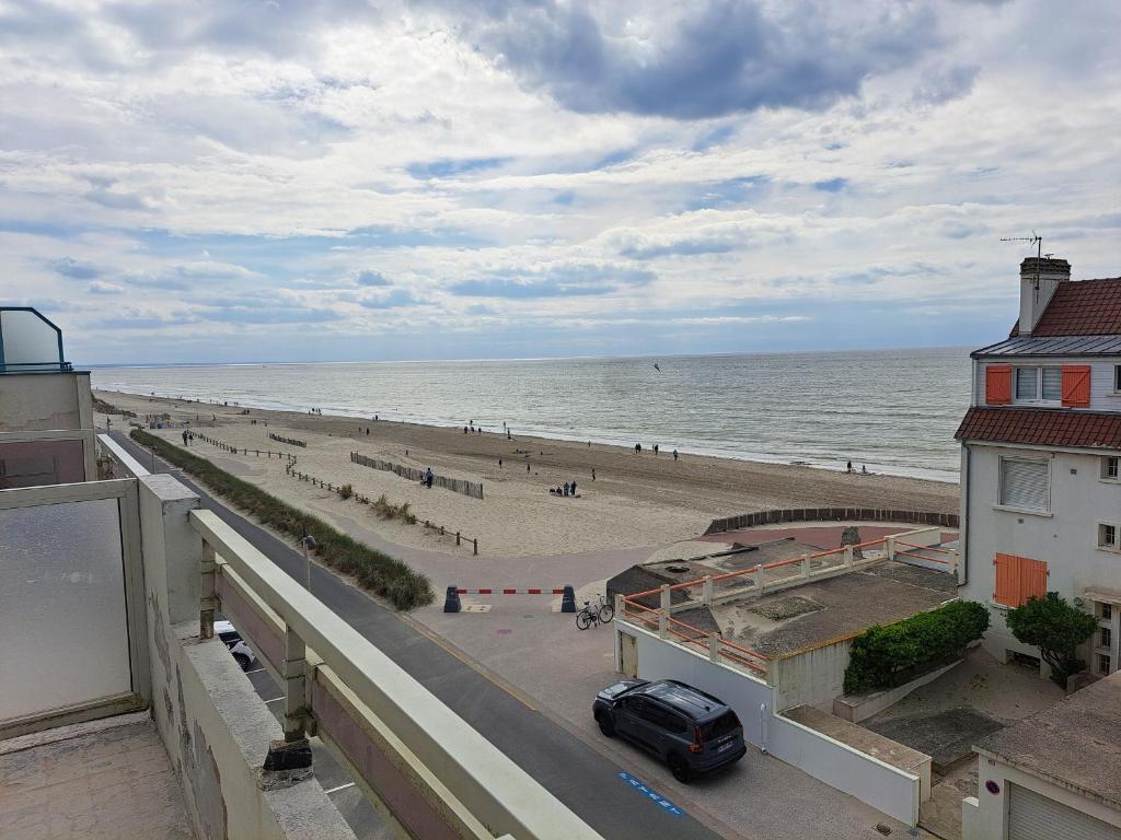 - un balcon offrant une vue sur la plage dans l'établissement Appartement Rénové 4 Pers. Vue Mer à Fort-Mahon avec Parking - FR-1-482-157, à Fort-Mahon-Plage