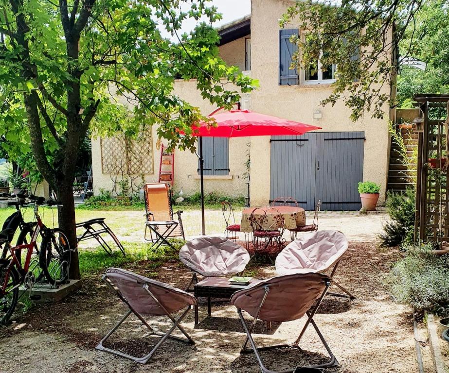 Zahrada ubytování Les Marronniers Charmant petit appartement a La Tour d'Aigues Vaucluse