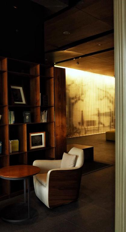 Postel nebo postele na pokoji v ubytování The Nook Hotel Hangzhou - A design hotel, 20 mins to West Lake and Lingyin Temple