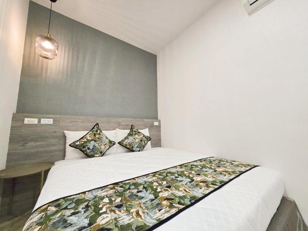 Postel nebo postele na pokoji v ubytování Xing Ji Hotel