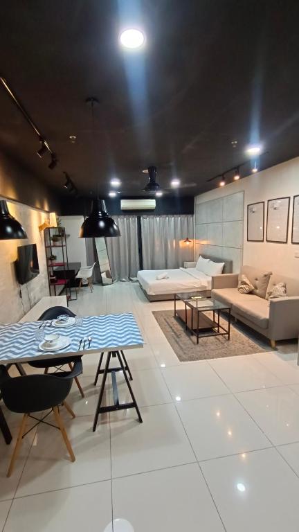吉隆坡Summer Suites KLCC by CozyNest的带沙发和桌子的大客厅