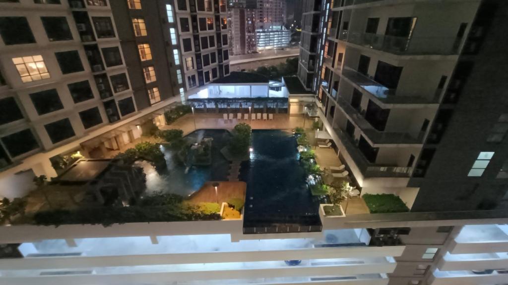 Summer Suites KLCC by CozyNest内部或周边的泳池