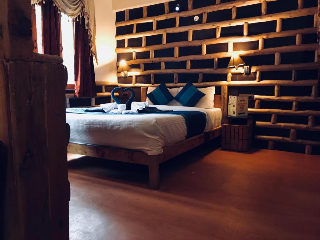 Postel nebo postele na pokoji v ubytování Manu Villa, Manali - independent luxury villas for family