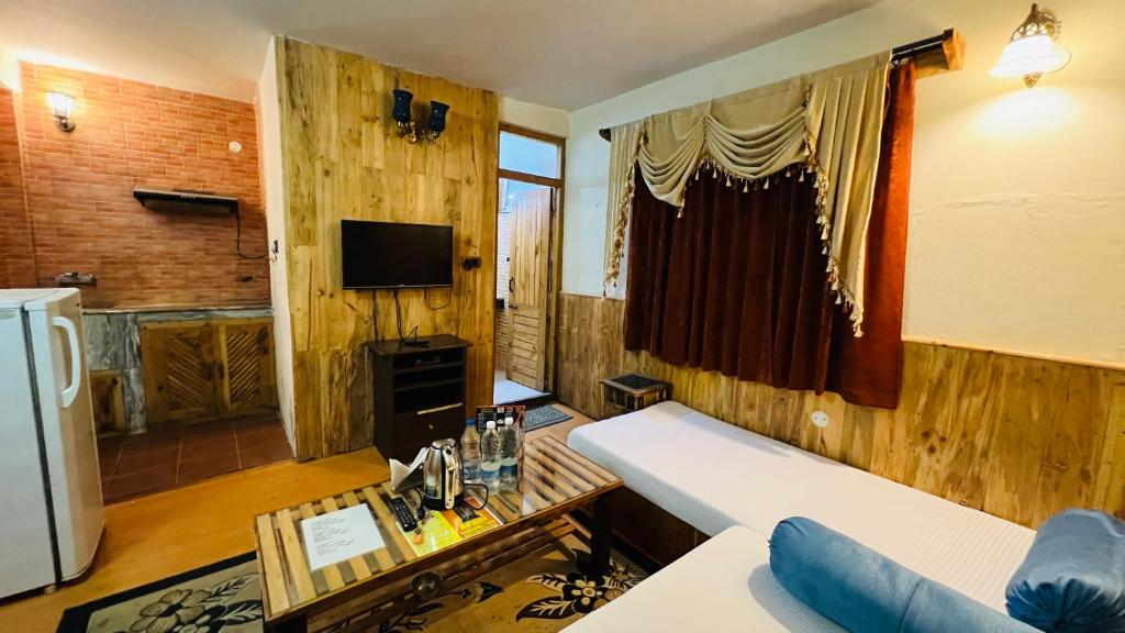 TV a/nebo společenská místnost v ubytování Manu Villa, Manali - independent luxury villas for family