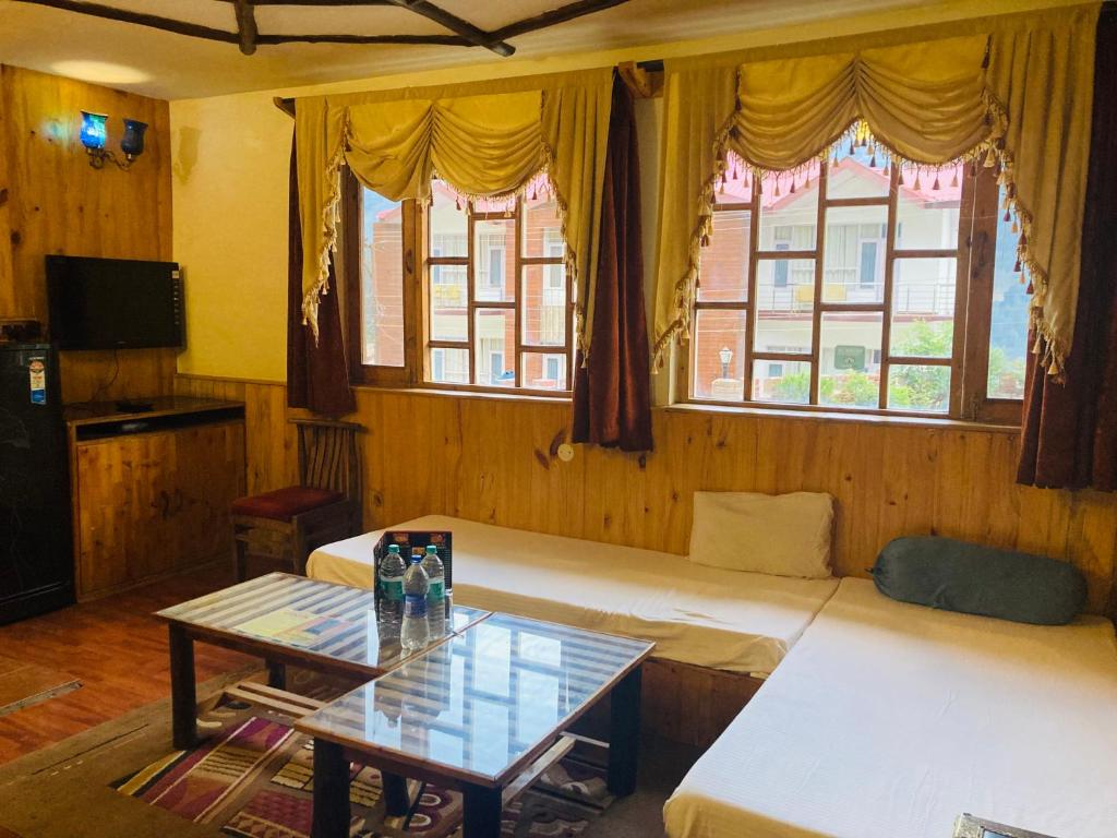 TV a/nebo společenská místnost v ubytování Manu Villa, Manali - independent luxury villas for family