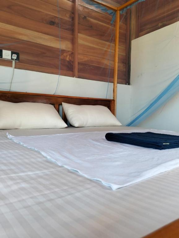 Postel nebo postele na pokoji v ubytování Arugam Bay Beach Morea